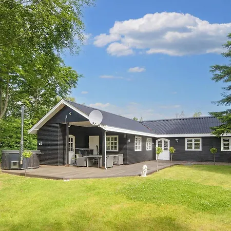 6 Person In Thyholm-by Traum *